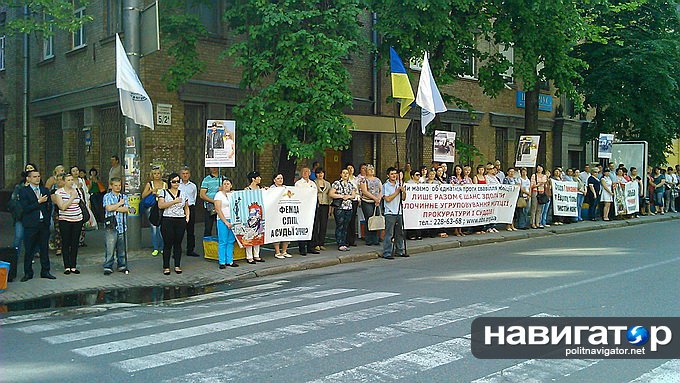 В Киеве митингуют сотрудники сети химчисток, захватываемой рейдерами (ФОТО, ВИДЕО) В Киеве митингуют сотрудники сети химчисток, захватываемой рейдерами (ФОТО, ВИДЕО)