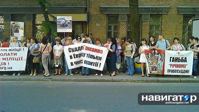 В Киеве митингуют сотрудники сети химчисток, захватываемой рейдерами (ФОТО, ВИДЕО) В Киеве митингуют сотрудники сети химчисток, захватываемой рейдерами (ФОТО, ВИДЕО)