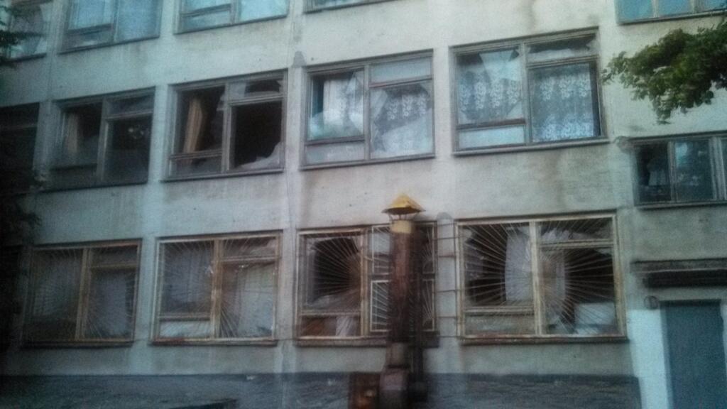 При обстреле жилых районов Славянска убиты мирные жители, один из снарядов попал в детскую поликлинику (фото, видео 18+) При обстреле жилых районов Славянска убиты мирные жители, один из снарядов попал в детскую поликлинику (фото, видео 18+)