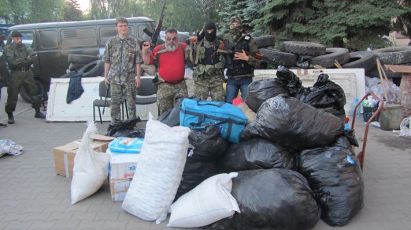 В Славянск доставлены медикаменты, продукты и одежда В Славянск доставлены медикаменты, продукты и одежда