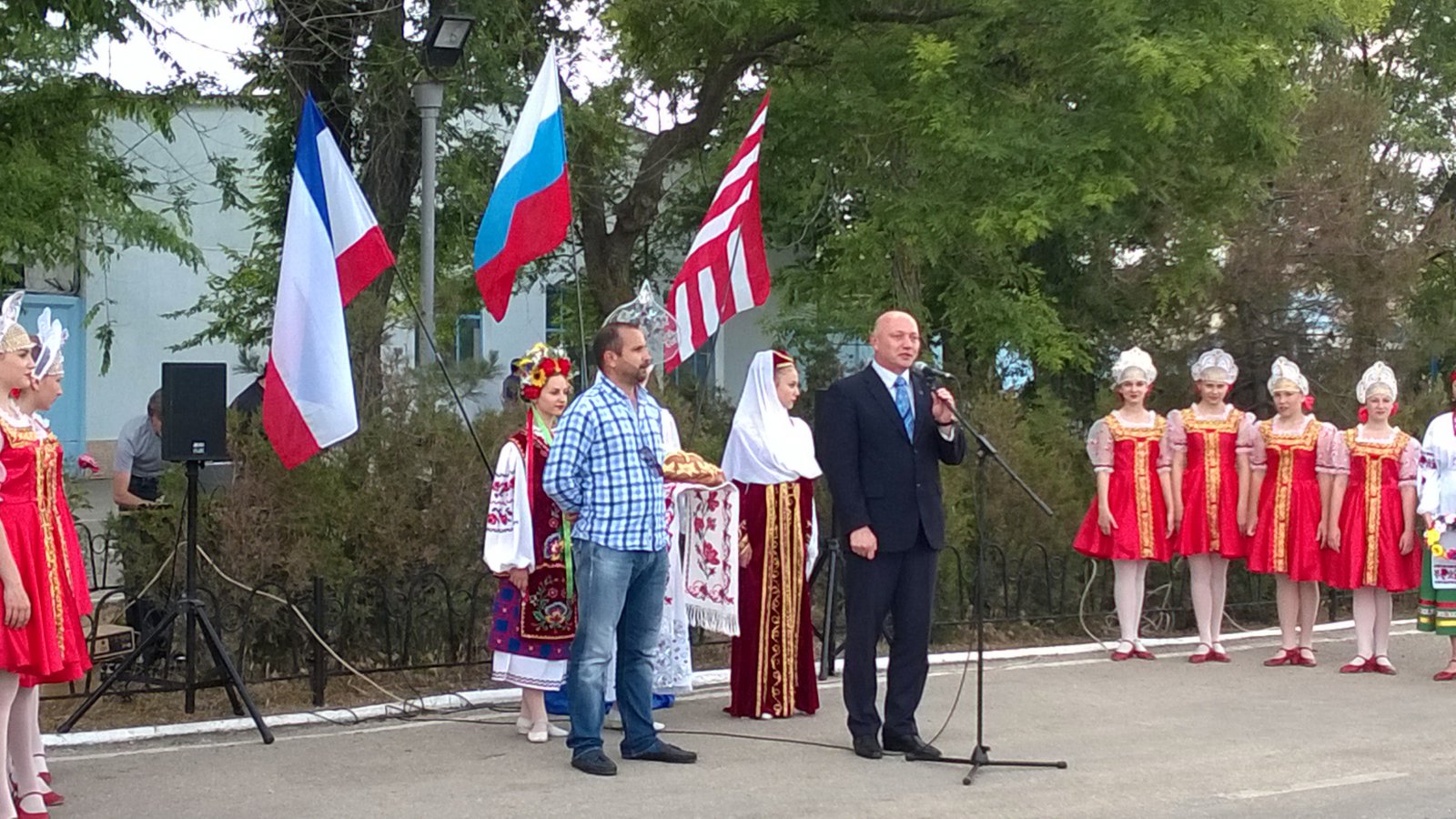 В КРЫМ приехали на отдых дети из Чечни В КРЫМ приехали на отдых дети из Чечни