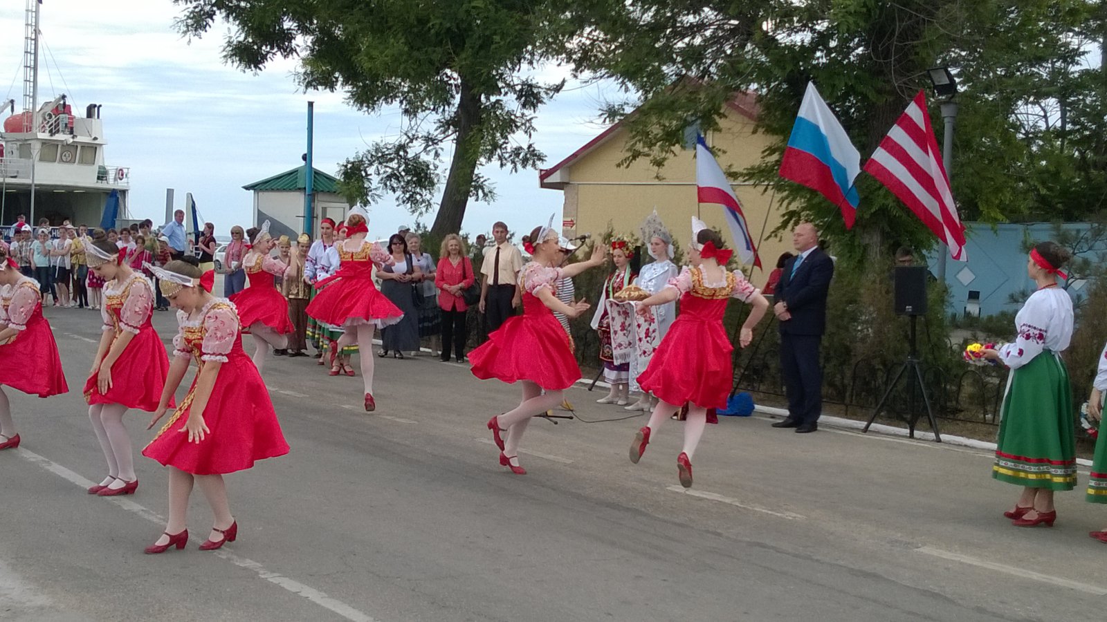 В КРЫМ приехали на отдых дети из Чечни В КРЫМ приехали на отдых дети из Чечни