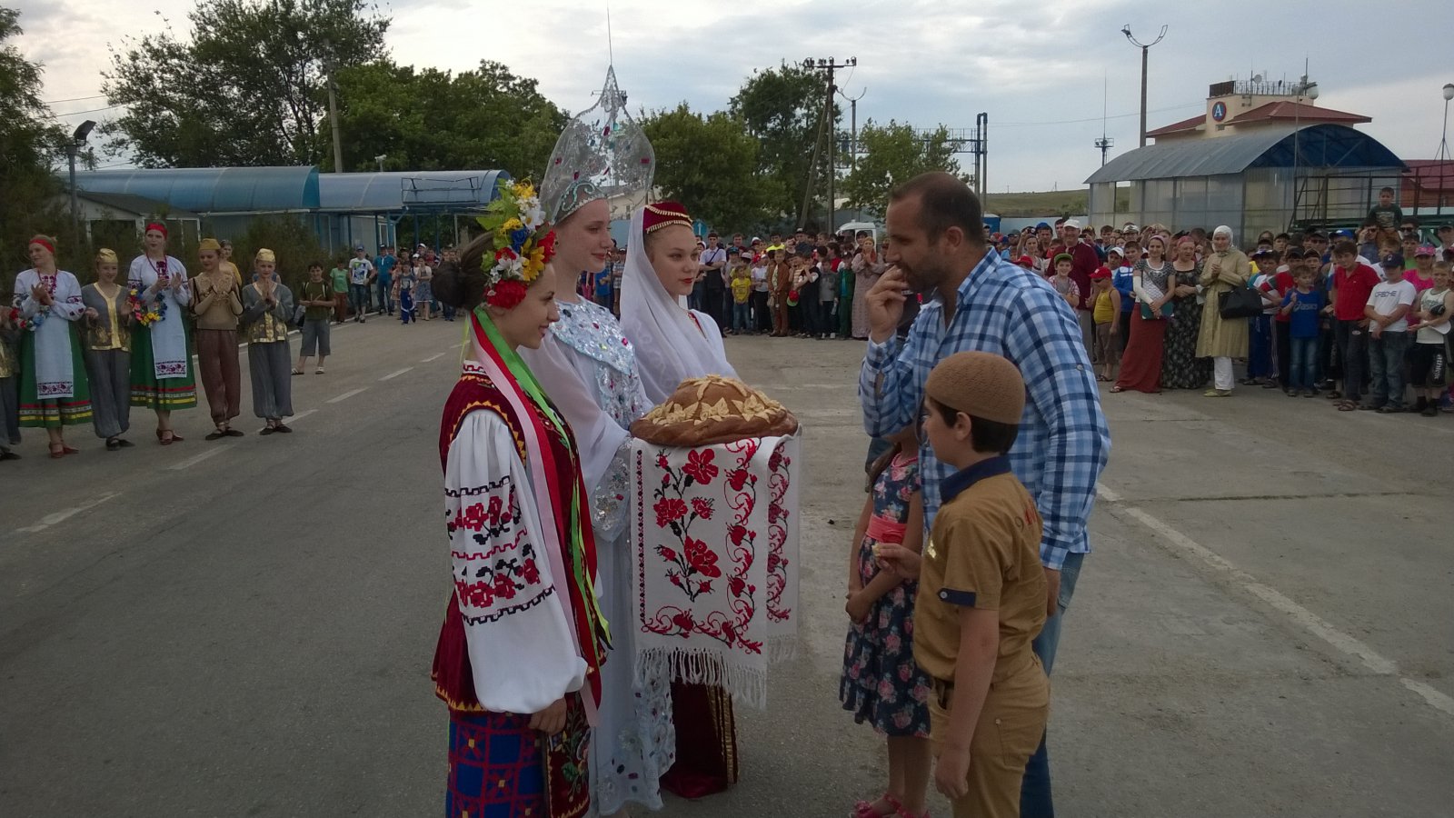 В КРЫМ приехали на отдых дети из Чечни В КРЫМ приехали на отдых дети из Чечни