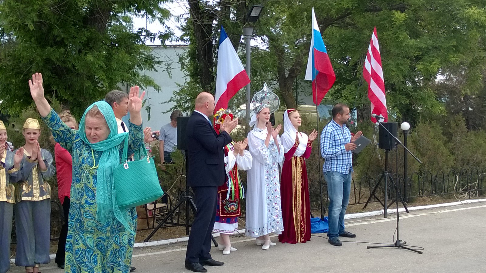 В КРЫМ приехали на отдых дети из Чечни В КРЫМ приехали на отдых дети из Чечни