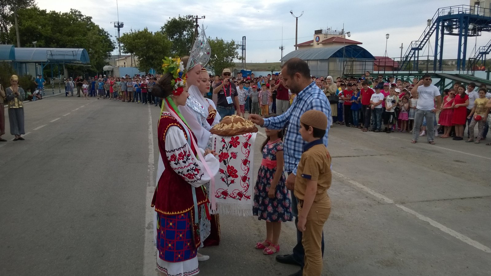 В КРЫМ приехали на отдых дети из Чечни В КРЫМ приехали на отдых дети из Чечни