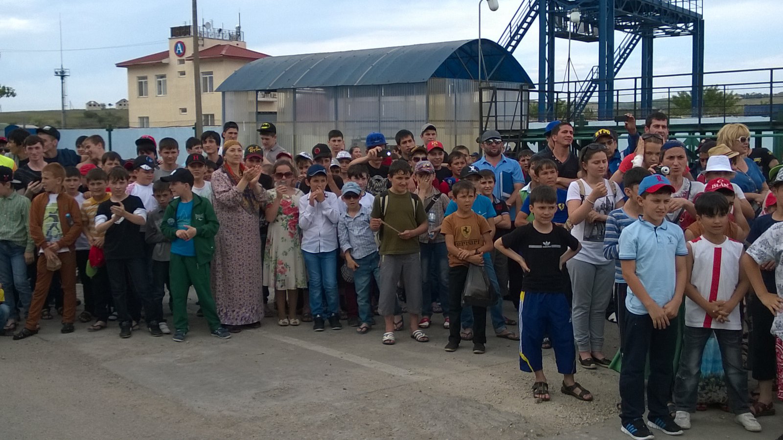 В КРЫМ приехали на отдых дети из Чечни В КРЫМ приехали на отдых дети из Чечни