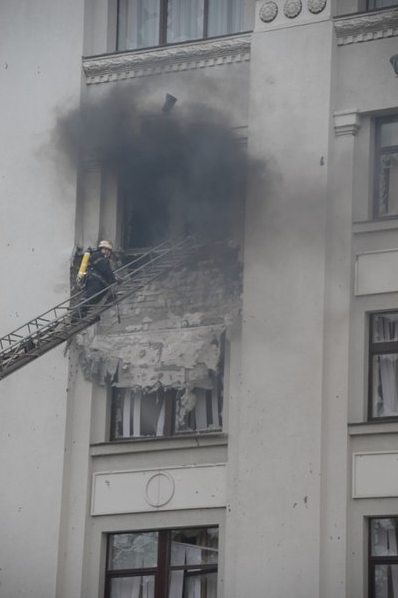 Луганск, преступление против человечности: большинство ракет штурмовика попало в сквер, в котором гуляли люди Луганск, преступление против человечности: большинство ракет штурмовика попало в сквер, в котором гуляли люди