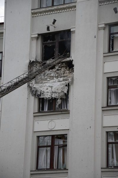 Луганск, преступление против человечности: большинство ракет штурмовика попало в сквер, в котором гуляли люди Луганск, преступление против человечности: большинство ракет штурмовика попало в сквер, в котором гуляли люди