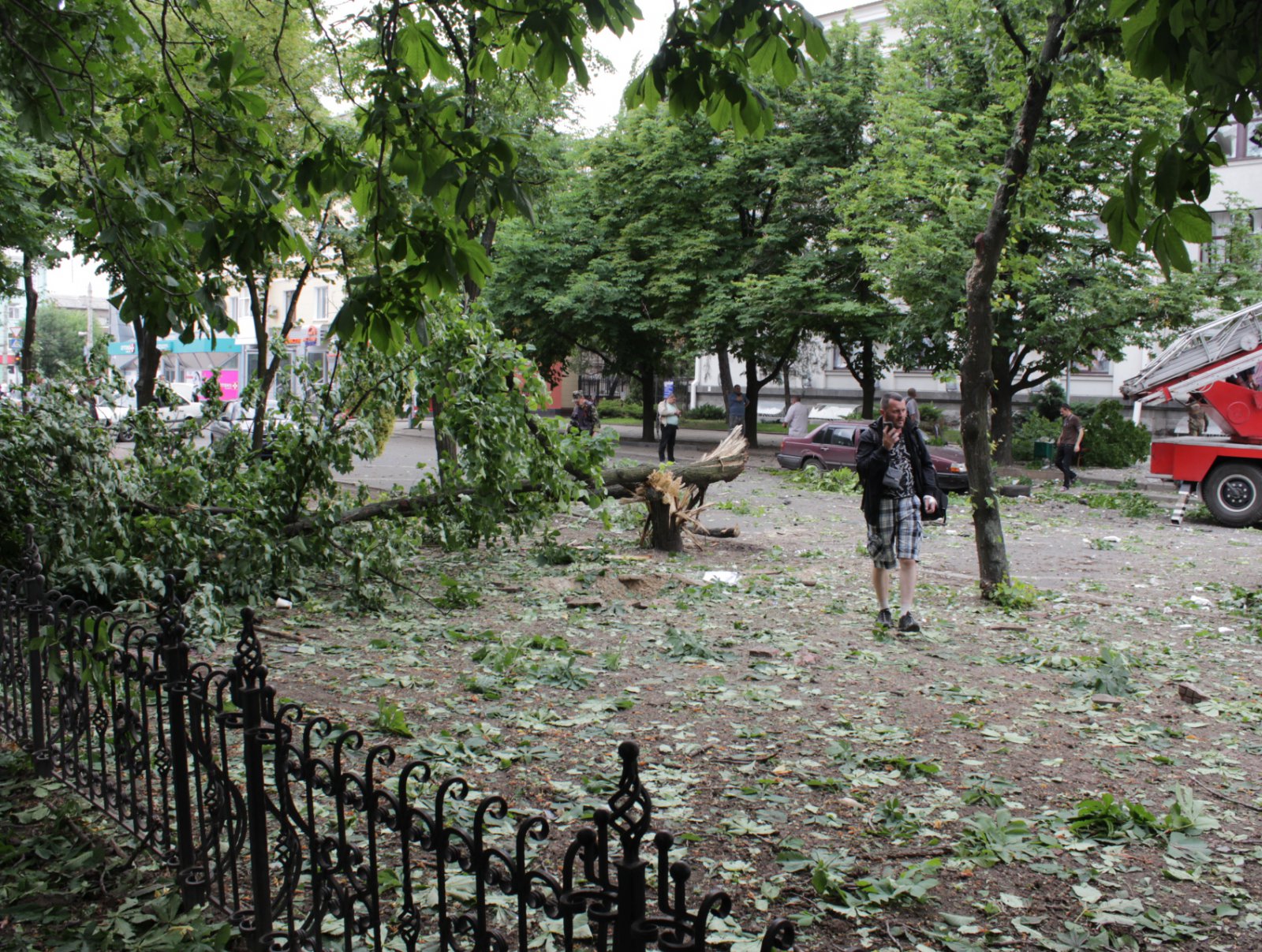 Луганск, преступление против человечности: большинство ракет штурмовика попало в сквер, в котором гуляли люди Луганск, преступление против человечности: большинство ракет штурмовика попало в сквер, в котором гуляли люди