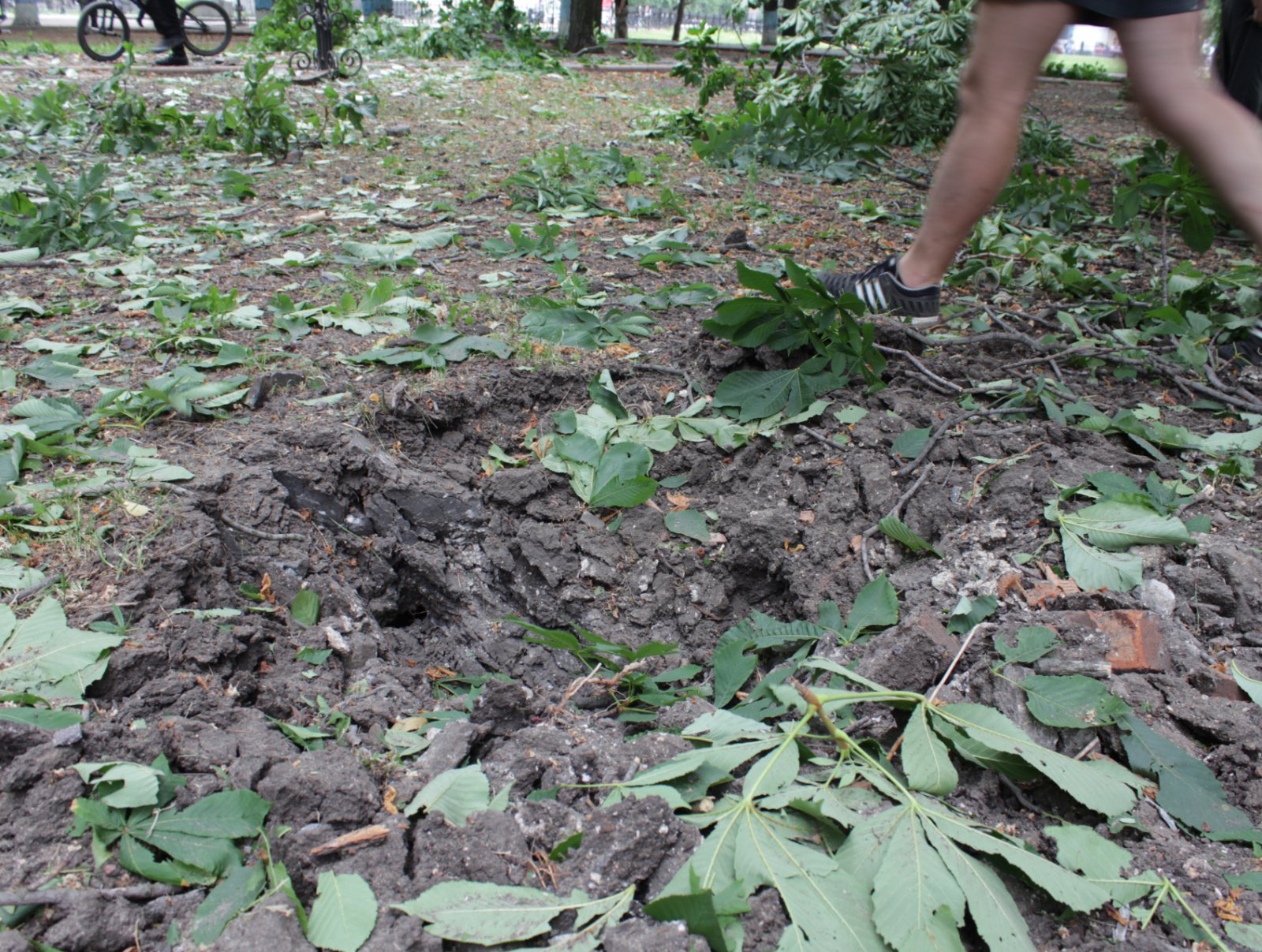 Луганск, преступление против человечности: большинство ракет штурмовика попало в сквер, в котором гуляли люди Луганск, преступление против человечности: большинство ракет штурмовика попало в сквер, в котором гуляли люди