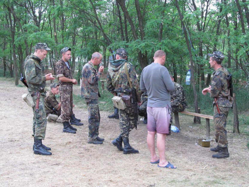 Деморализованные украинские военные меняют бензин на водку Деморализованные украинские военные меняют бензин на водку