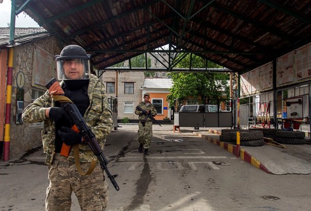 Захваченная ополченцами погранчасть: видео с места событий Захваченная ополченцами погранчасть: видео с места событий