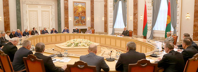 Александр Лукашенко встретился с председателем Совета Федерации Федерального собрания России Валентиной Матвиенко и главами российских регионов Александр Лукашенко встретился с председателем Совета Федерации Федерального собрания России Валентиной Матвиенко и главами российских регионов