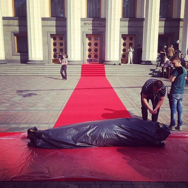 Уронили... нет, не сало, а оружие. А может это было покушение на Порошенко? Уронили... нет, не сало, а оружие. А может это было покушение на Порошенко?