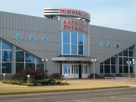 Ополченцы обстреляли занятый Нацгвардией Украины аэропорт Луганска Ополченцы обстреляли занятый Нацгвардией Украины аэропорт Луганска