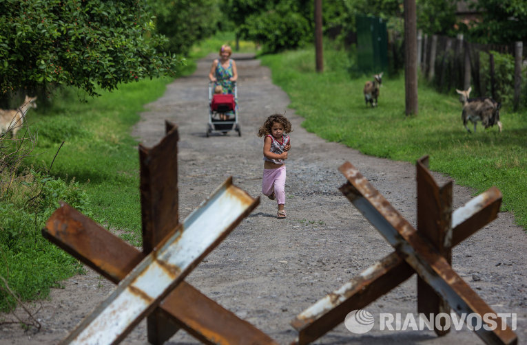 ГЕНОЦИД. Украинская армия бомбит Семёновку неизвестным оружием 11.06.2014 ГЕНОЦИД. Украинская армия бомбит Семёновку неизвестным оружием 11.06.2014