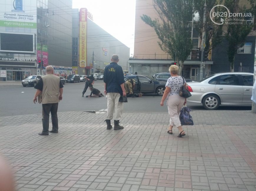 В центре Мариуполя вооруженные люди угнали машину вместе с пасcажирами, похищен очередной «народный мэр» В центре Мариуполя вооруженные люди угнали машину вместе с пасcажирами, похищен очередной «народный мэр»