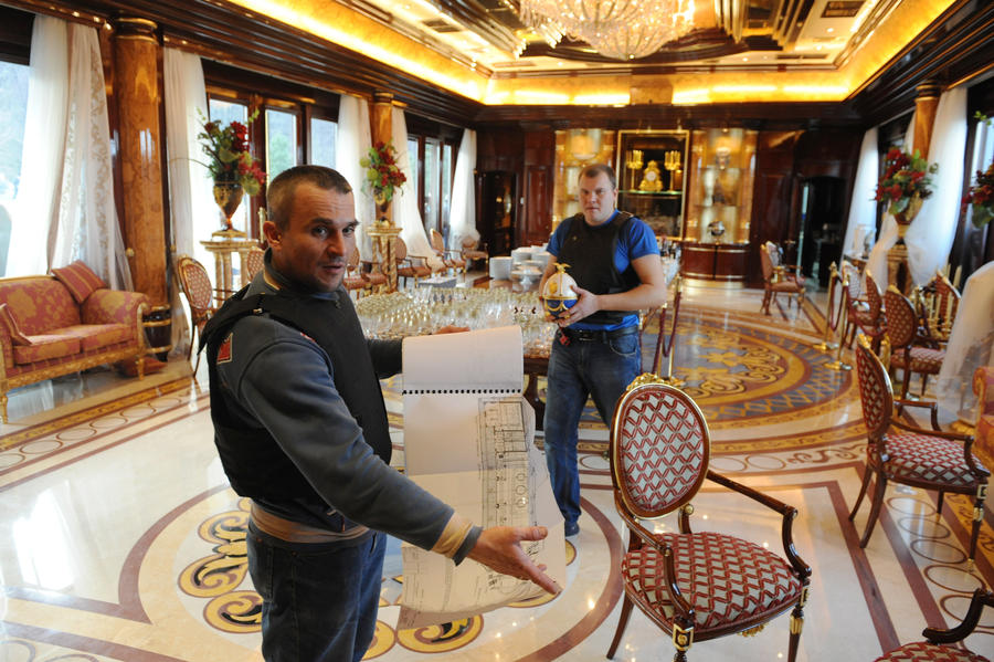 Вчера в палатках на майдане, сегодня на шикарных авто