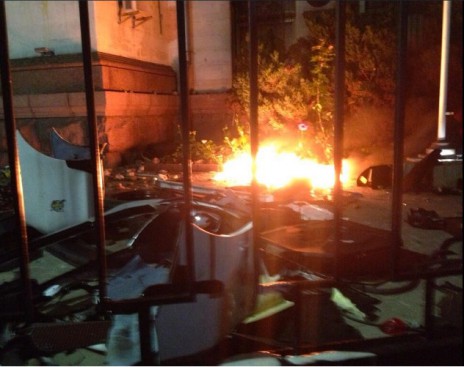 Пикетчики у здания посольства РФ в Киеве перевернули несколько машин Пикетчики у здания посольства РФ в Киеве перевернули несколько машин