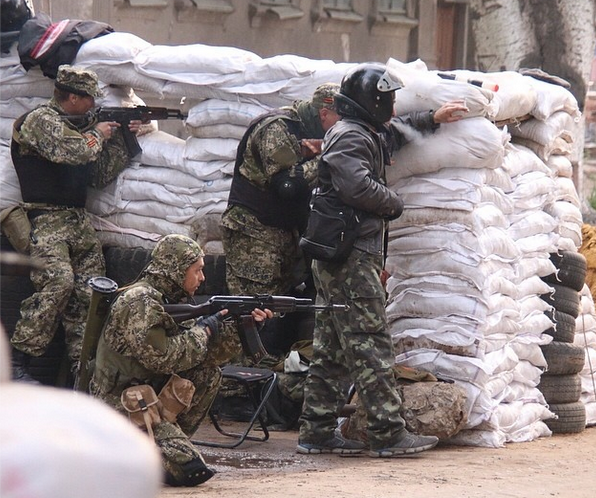 Бронеколонна украинских силовиков безуспешно пыталась прорваться к Луганску Бронеколонна украинских силовиков безуспешно пыталась прорваться к Луганску