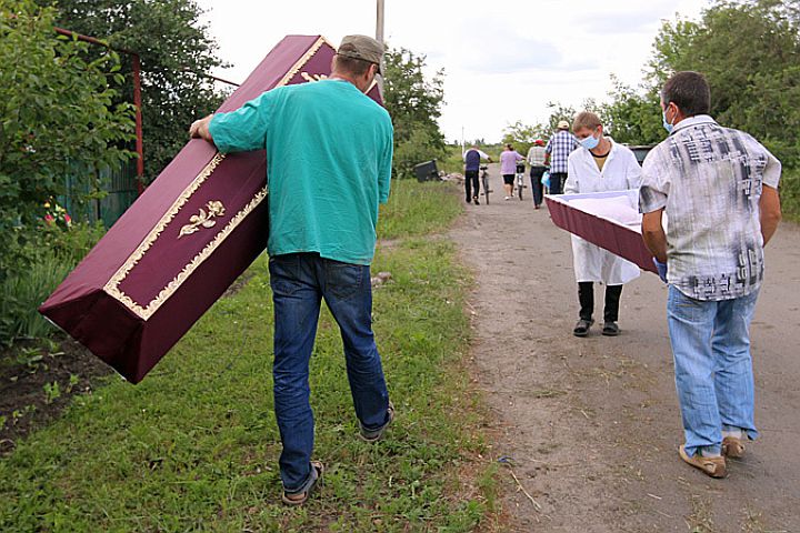 Славянск хоронит своих жителей в день гибели Славянск хоронит своих жителей в день гибели
