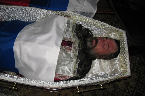 Украинские каратели добивают раненых и отрезают у них уши Украинские каратели добивают раненых и отрезают у них уши