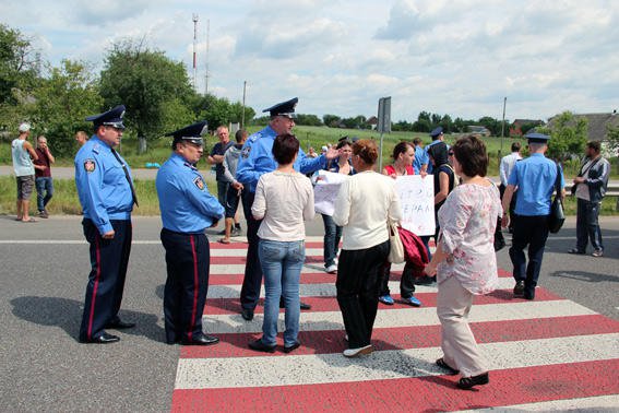 «Зачем вы их туда отправляете?»: в Житомире и Львове родные военных перекрыли дорогу и заблокировали КПП «Зачем вы их туда отправляете?»: в Житомире и Львове родные военных перекрыли дорогу и заблокировали КПП