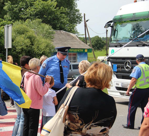 «Зачем вы их туда отправляете?»: в Житомире и Львове родные военных перекрыли дорогу и заблокировали КПП «Зачем вы их туда отправляете?»: в Житомире и Львове родные военных перекрыли дорогу и заблокировали КПП