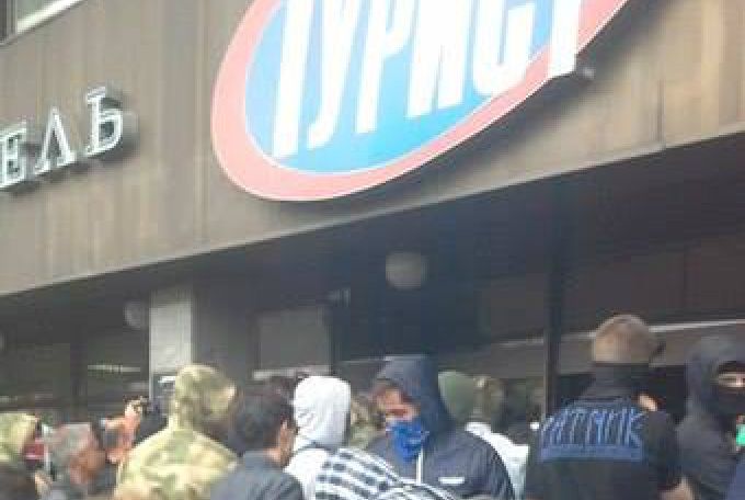 В Киеве майданщики штурмуют гостиницу «Турист» — драка и грохот взрывов (ФОТО) В Киеве майданщики штурмуют гостиницу «Турист» — драка и грохот взрывов (ФОТО)