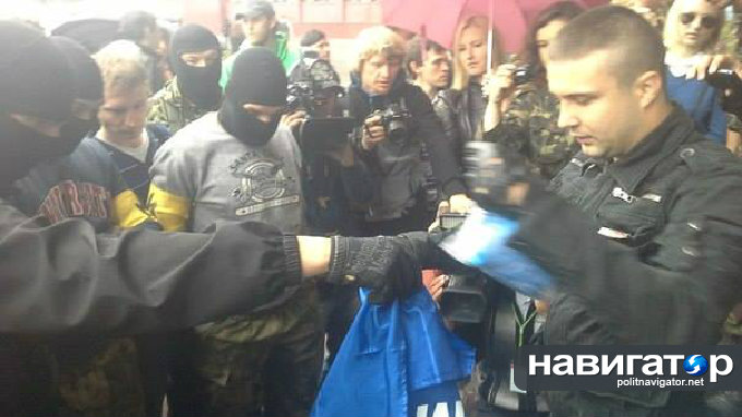 В Киеве майданщики штурмуют гостиницу «Турист» — драка и грохот взрывов (ФОТО) В Киеве майданщики штурмуют гостиницу «Турист» — драка и грохот взрывов (ФОТО)