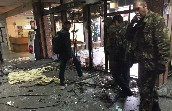 В Киеве майданщики штурмуют гостиницу «Турист» — драка и грохот взрывов (ФОТО) В Киеве майданщики штурмуют гостиницу «Турист» — драка и грохот взрывов (ФОТО)