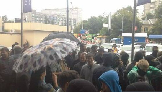 В Киеве майданщики штурмуют гостиницу «Турист» — драка и грохот взрывов (ФОТО)