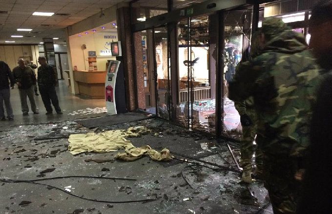 В Киеве майданщики штурмуют гостиницу «Турист» — драка и грохот взрывов (ФОТО) В Киеве майданщики штурмуют гостиницу «Турист» — драка и грохот взрывов (ФОТО)