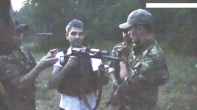 Украинские журнашлюшки проходят огневую подготовку в лагере «Правого сектора» Украинские журнашлюшки проходят огневую подготовку в лагере «Правого сектора»