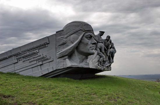 Репортаж с господствующей высоты: антифашистское сопротивление обороняет Саур-Могилу расположившись в окопах Великой Отечественной Войны Репортаж с господствующей высоты: антифашистское сопротивление обороняет Саур-Могилу расположившись в окопах Великой Отечественной Войны