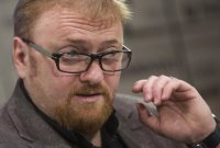 Милонов выкинул украинский флаг в урну перед генконсульством Украины