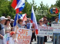 Не дадим замолчать убийства мирных людей на Украине - в Париже и Праге прошли митинги против карательной операции украинских властей (видео)