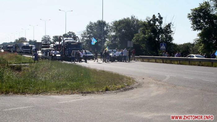 «Зачем вы их туда отправляете?»: в Житомире и Львове родные военных перекрыли дорогу и заблокировали КПП