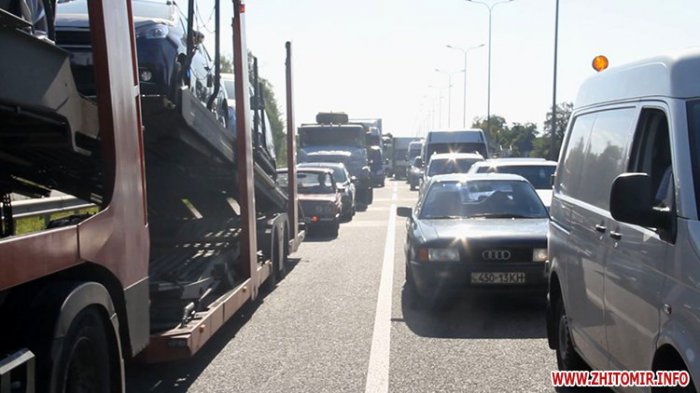 «Зачем вы их туда отправляете?»: в Житомире и Львове родные военных перекрыли дорогу и заблокировали КПП