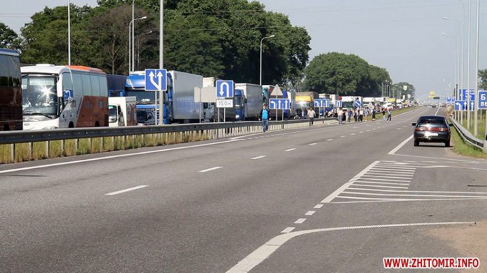 «Зачем вы их туда отправляете?»: в Житомире и Львове родные военных перекрыли дорогу и заблокировали КПП