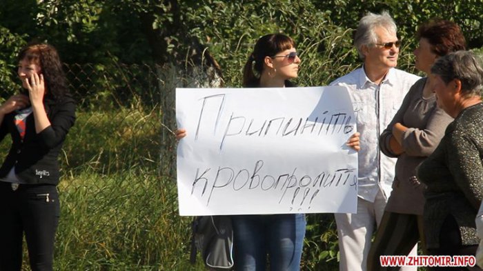 «Зачем вы их туда отправляете?»: в Житомире и Львове родные военных перекрыли дорогу и заблокировали КПП