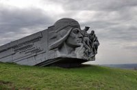 Репортаж с господствующей высоты: антифашистское сопротивление обороняет Саур-Могилу расположившись в окопах Великой Отечественной Войны