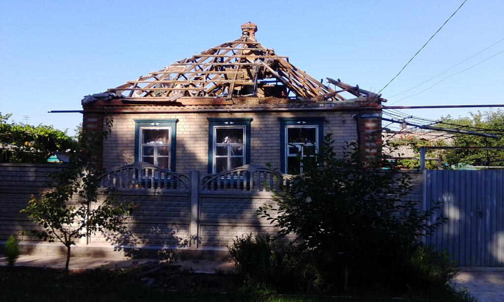 Славянск: последствия артиллерийских обстрелов 30 июня — разрушенные дома, убитые и раненые люди (видео) Славянск: последствия артиллерийских обстрелов 30 июня — разрушенные дома, убитые и раненые люди (видео)