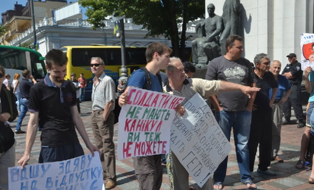 В центре Киева слышны выстрелы В центре Киева слышны выстрелы