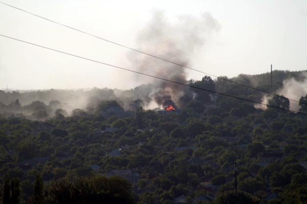 Украинская артиллерия обстреляла Луганск, горит частный сектор, над городом авиация Украинская артиллерия обстреляла Луганск, горит частный сектор, над городом авиация