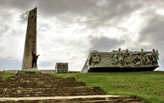 Бои под Саур-Могилой: уничтожен украинский танк, украинский снайпер, полностью ликвидирована засада врага Бои под Саур-Могилой: уничтожен украинский танк, украинский снайпер, полностью ликвидирована засада врага