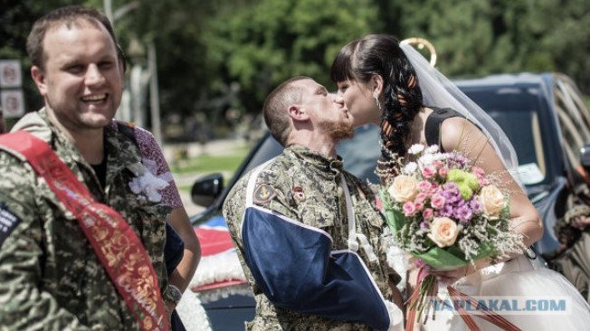 Первое свидетельство о браке на бланке ДНР выдали ополченцу «Мотороле» Первое свидетельство о браке на бланке ДНР выдали ополченцу «Мотороле»