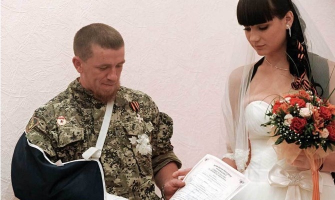 Первое свидетельство о браке на бланке ДНР выдали ополченцу «Мотороле» Первое свидетельство о браке на бланке ДНР выдали ополченцу «Мотороле»