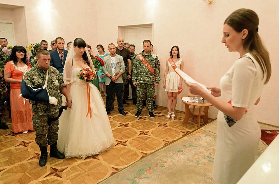 Первое свидетельство о браке на бланке ДНР выдали ополченцу «Мотороле» Первое свидетельство о браке на бланке ДНР выдали ополченцу «Мотороле»