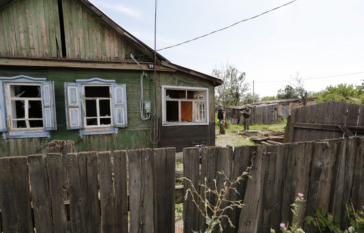 Военные атташе ОБСЕ осмотрели г. Донецк Ростовской области, обстрелянный с территории Украины Военные атташе ОБСЕ осмотрели г. Донецк Ростовской области, обстрелянный с территории Украины